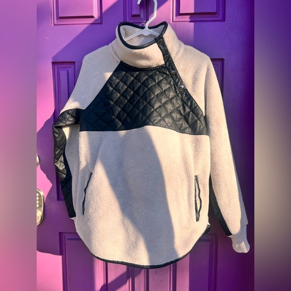Abercrombie and Fitch asymmetrical snap up fleece small - Picture 1 of 14